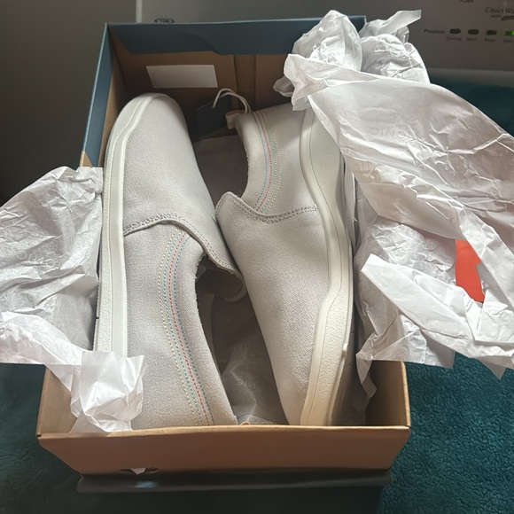 Vionic Beach “Marshall” Canvas Slip On Sneakers NWT&B Vapor (light gray) Size 9W - Picture 2 of 11